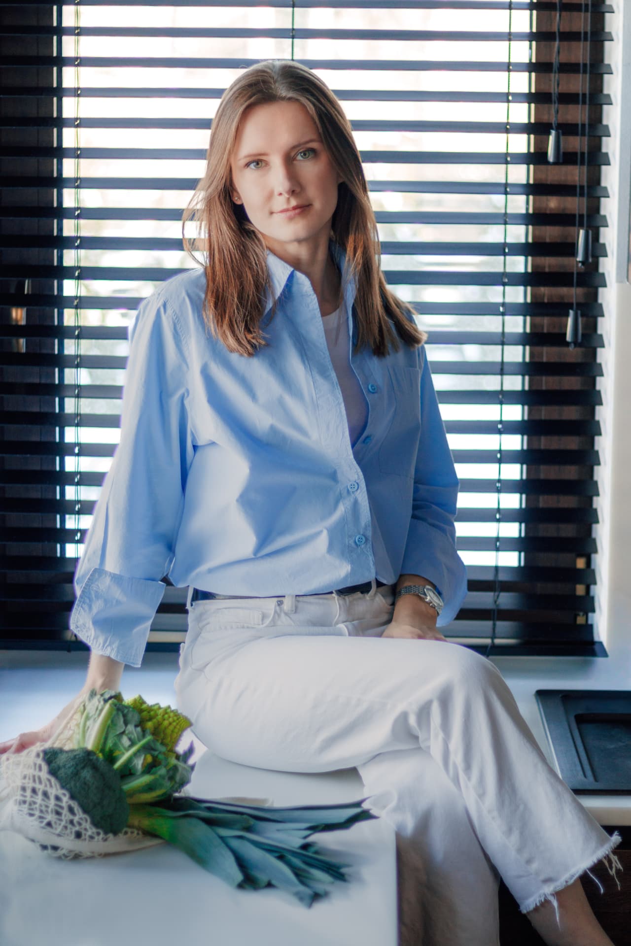 Юлия, основательница EATSMARTLAB, в голубой рубашке